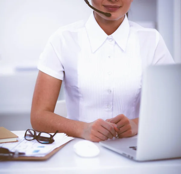 Portrait de belle femme d'affaires travaillant à son bureau avec casque et ordinateur portable — Photo