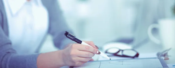 Mooie zakenvrouw overhandigen papierwerk uitbreiding van haar hand — Stockfoto