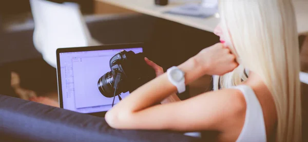 Joven fotógrafo y diseñador gráfico en el trabajo —  Fotos de Stock