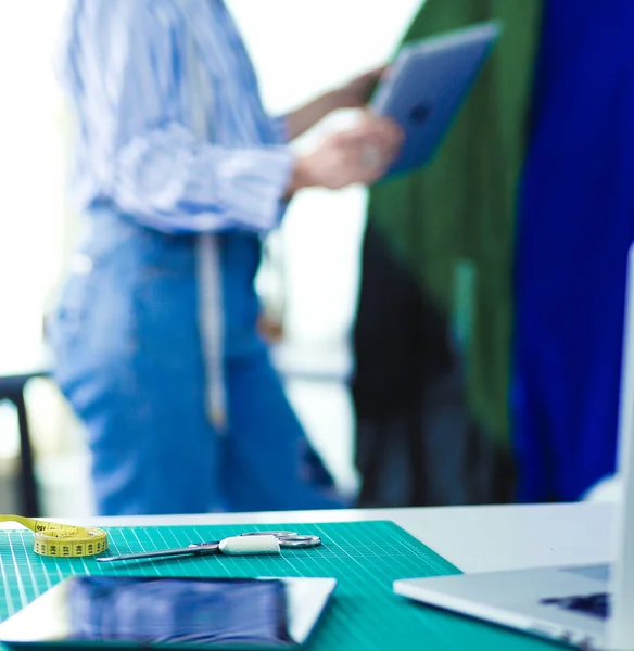 Diseñadora de moda trabajando en sus diseños en el estudio — Foto de Stock