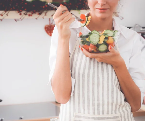 Портрет улыбающейся женщины с телефоном на кухне дома — стоковое фото