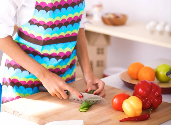 Mutfakta Sebze Kesen Genç Kadın