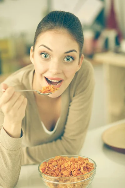 Lachende aantrekkelijke vrouw ontbijten in keuken interieur. Lachende aantrekkelijke vrouw. — Stockfoto