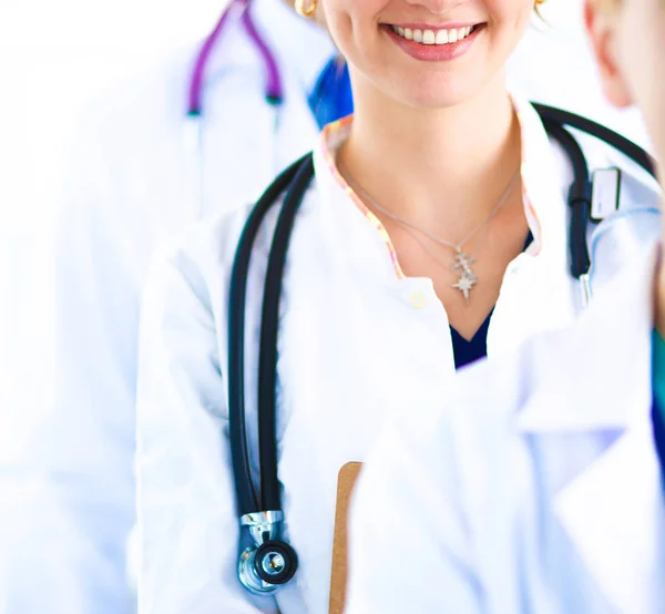 Attraente medico donna di fronte al gruppo medico — Foto Stock