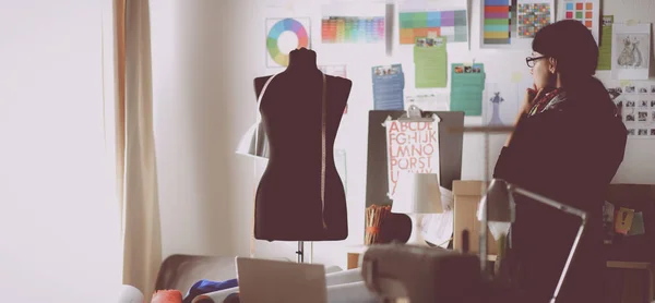 Güzel moda tasarımcısı stüdyoda duruyor. — Stok fotoğraf