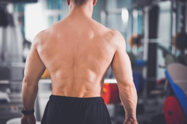 Halter salonunda ile vücut geliştiricisi. Vücut geliştirmeci.