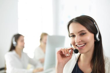 Ofiste dizüstü bilgisayarda çalışan çekici kadın. İş adamları