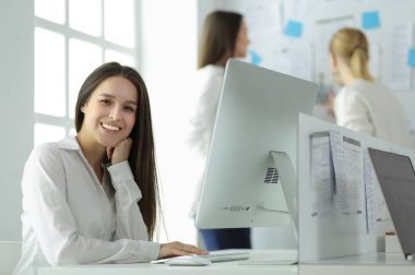 Ofiste dizüstü bilgisayarda çalışan çekici kadın. İş adamları