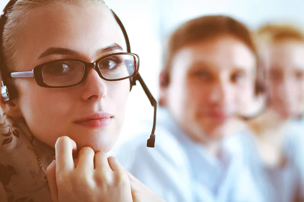 Atractivos jóvenes empresarios y colegas positivos en una oficina de call center. Empresarios — Foto de Stock