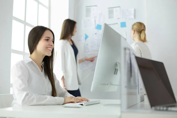 Attraktive Geschäftsfrau, die im Büro am Laptop arbeitet. Geschäftsleute — Stockfoto