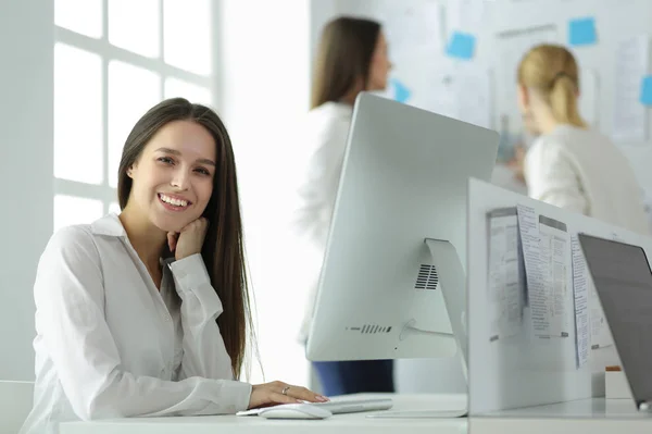 사무실에서 노트북에서 일 하는 매력적인 비즈니스 여자. 기업 들 — 스톡 사진