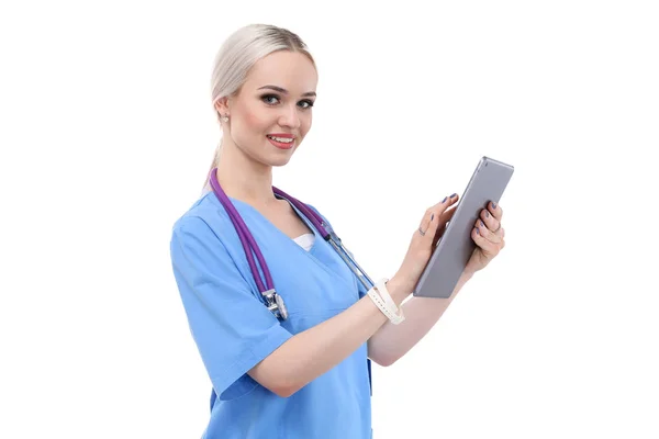 Médico femenino usando una tableta digital y de pie sobre fondo blanco. Mujeres doctores. — Foto de Stock