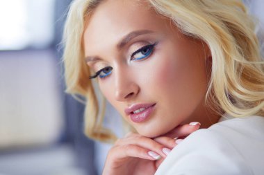 Güzel genç kadın ofiste oturma portre