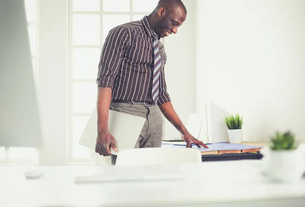Arhitect afro-american care lucrează cu calculatoare și planuri în birou — Fotografie, imagine de stoc