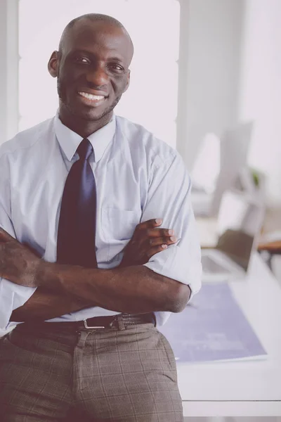 Retrato de un apuesto hombre de negocios negro de pie en el cargo —  Fotos de Stock