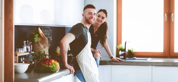 Mooi jong paar is het hebben van plezier in de keuken thuis — Stockfoto