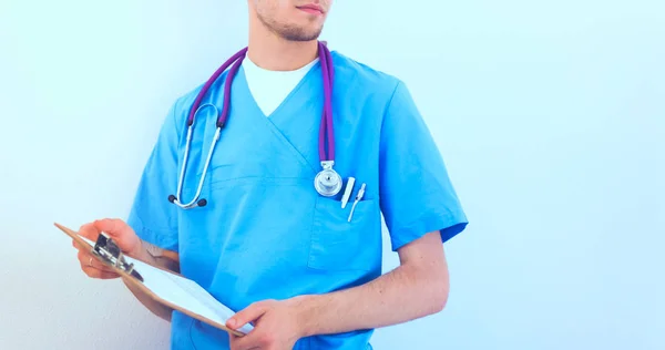 Médico masculino em pé com pasta, isolado em fundo branco — Fotografia de Stock