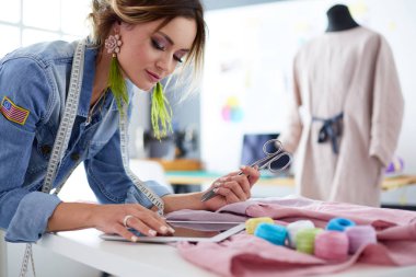 Moda Tasarımcısı kadın stüdyoda tasarımları ile iPad üzerinde