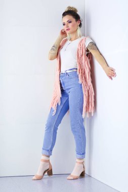 Çalışma odasında duran güzel bir kadın. Güzel kadın..