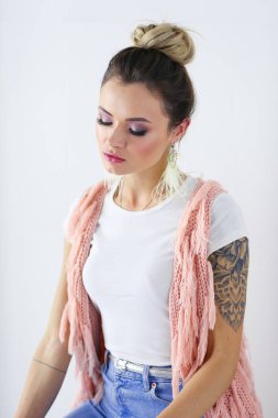 Çalışma odasında duran güzel bir kadın. Güzel kadın..