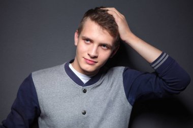 siyah background.portrait genç bir adam üzerinde genç bir adam portresi.