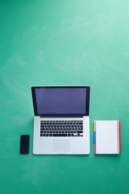 Genç erkek yazılım programcısı ofiste üç boyutlu sanal gerçeklik gözlükleriyle yeni bir uygulama test ediyor..