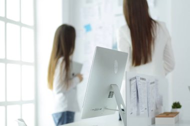 Ofiste dizüstü bilgisayarda çalışan çekici kadın. İş adamları