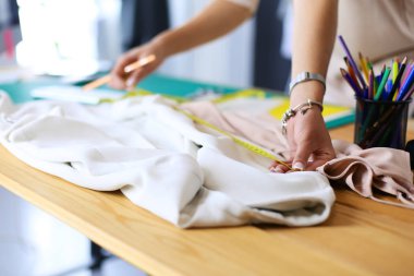 Moda tasarımcısı kadın stüdyoda tasarımları üzerinde çalışıyor..