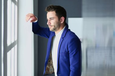 Evet ve uzak pencereden bakarak elbiseli iş adamı.