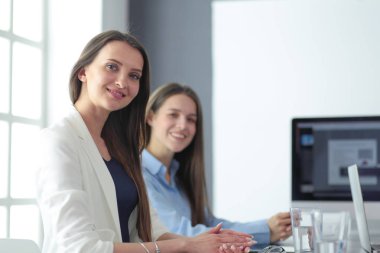 İş seminerinden sonra el çırpan ortakların fotoğrafı. Mesleki eğitim, iş toplantısı, sunum