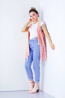 Çalışma odasında duran güzel bir kadın. Güzel kadın..