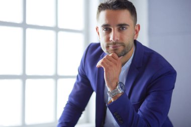 Bir fincan kahve ya da çay içen genç iş adamı.