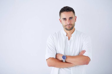 Genç iş adamı beyaz arka planda tek başına duruyor.