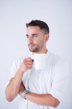 Genç iş adamı beyaz arka planda tek başına duruyor.