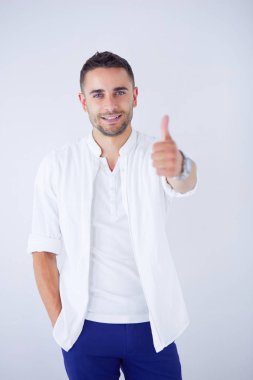 Genç iş adamı beyaz arka planda tek başına duruyor.