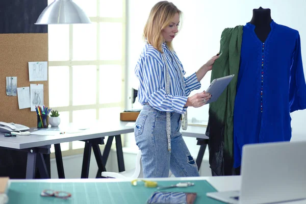 Stilista di moda che lavora sui suoi disegni in studio — Foto Stock