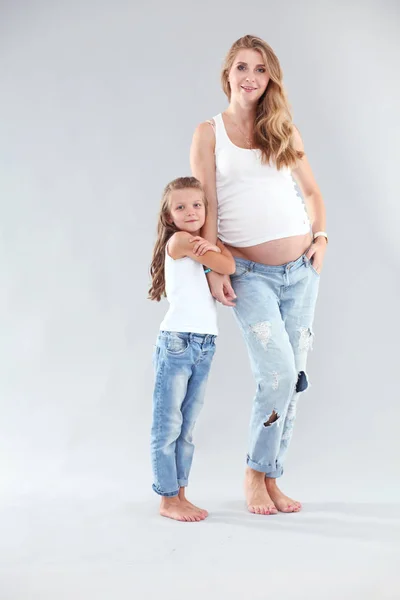 Pregmnant vrouwen en blij meisje. — Stockfoto