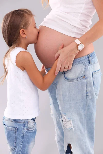 Pregmnant kvinnor och glad tjej. — Stockfoto