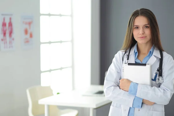 Médico femenino usando tableta en el vestíbulo del hospital — Foto de Stock