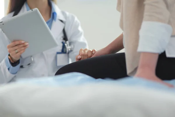 Médico e paciente discutindo algo enquanto se senta na mesa. Conceito de medicina e cuidados de saúde — Fotografia de Stock