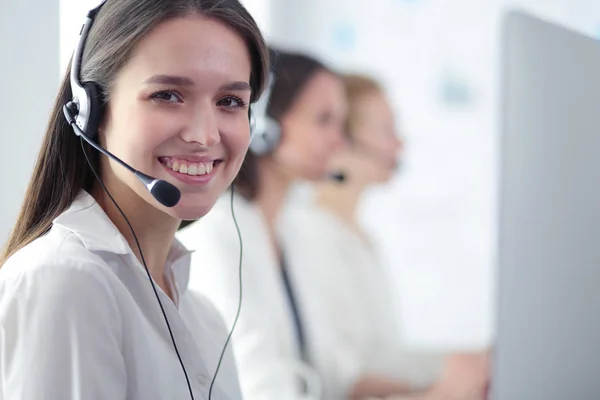 Empresária Sorridente Operador Linha Ajuda Com Fone Ouvido Computador Escritório — Fotografia de Stock