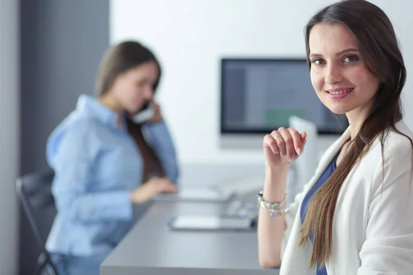 Foto de socios aplaudiendo las manos después del seminario de negocios. Formación profesional, reunión de trabajo, presentación — Foto de Stock