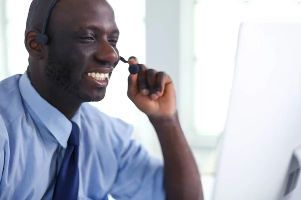 戴耳机在笔记本电脑上工作的非裔美国商人 — 图库照片