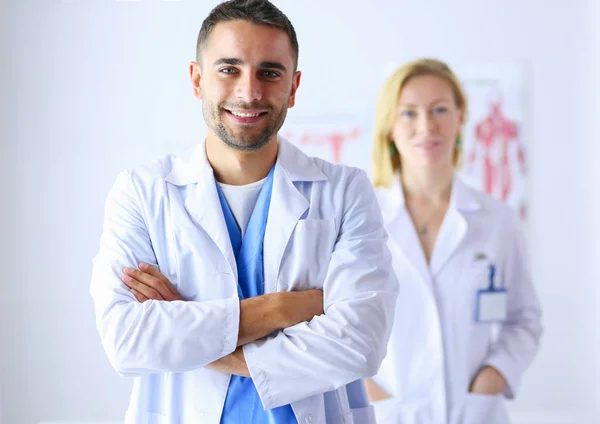 Retrato de médicos jóvenes y seguros de sí mismos en consultorio médico — Foto de Stock