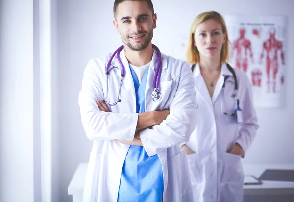 Retrato de médicos jóvenes y seguros de sí mismos en consultorio médico — Foto de Stock