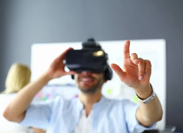 Young male software programmer testing a new app with 3d virtual reality glasses in office. — Stock Photo, Image