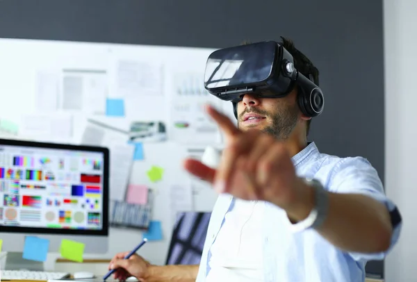 Young male software programmer testing a new app with 3d virtual reality glasses in office. — Stock Photo, Image