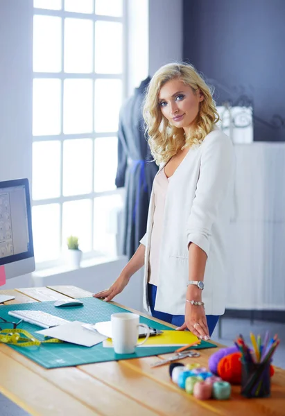 Mode designer kvinna som arbetar med hennes design i studion — Stockfoto