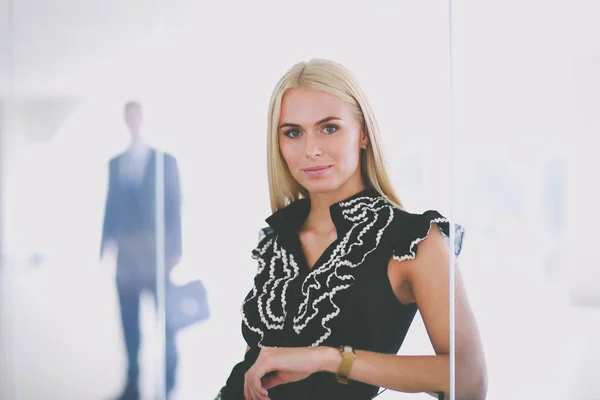 Business woman standing in foreground in office . — Stock Photo, Image