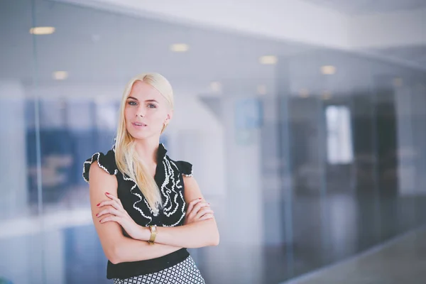 Een mooie blonde zakenvrouw opent de kantoordeur . — Stockfoto